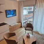 Close To Shops, Restaurants & The Apartament