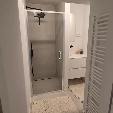 Daire Close To Shops, Restaurants & The *