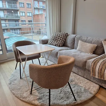 Close To Shops, Restaurants & The *