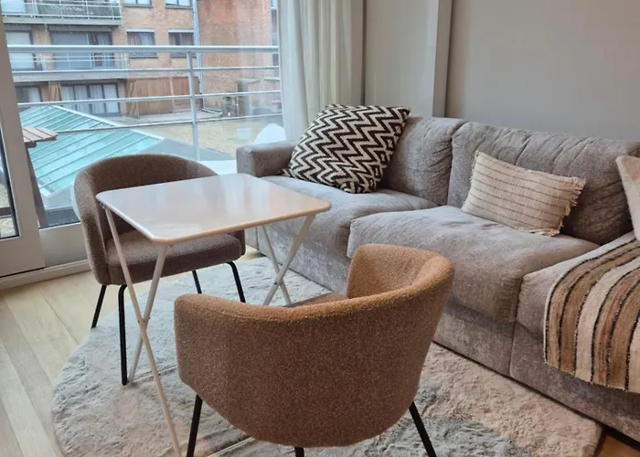 Close To Shops, Restaurants & The *